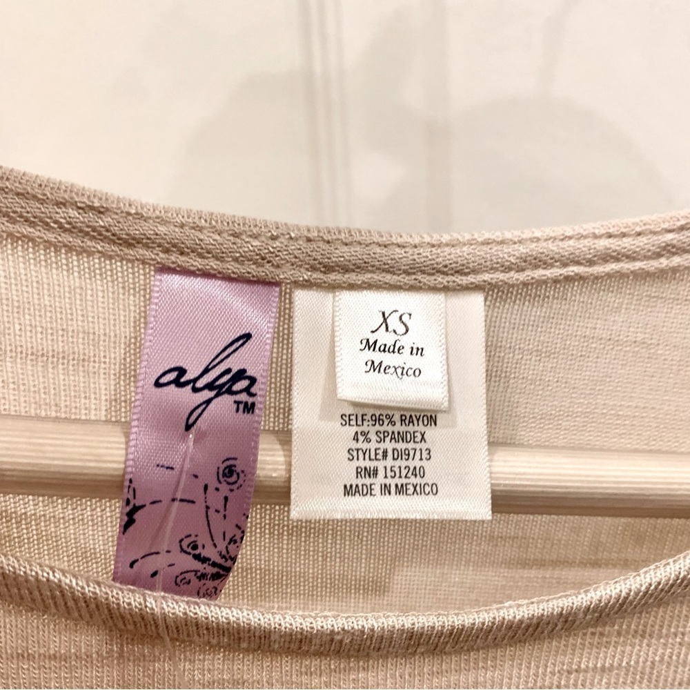 🤎 Francesca’s Beige Sand Ruffle Hem Tee Shirt T-Shirt - Picture 10 of 13